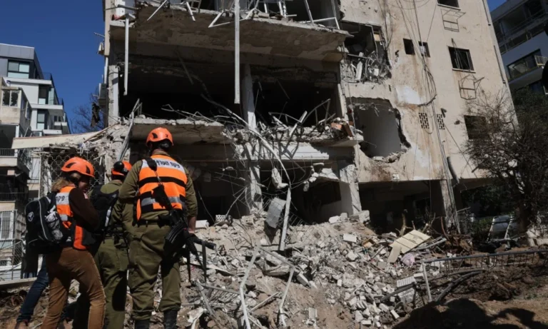 Guerra Irã-Israel se Intensifica com Ataques Mútuos, Ignorando Sinal de Trump para Negociações de Paz