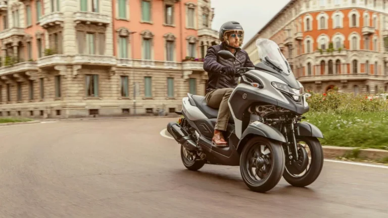 Yamaha Tricity 300: A Scooter de Três Rodas que Vai Ganhar Airbag e Redefinir a Segurança Urbana