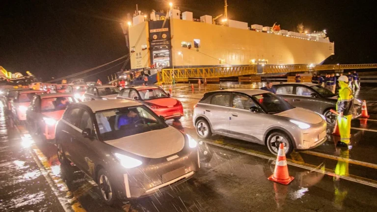 Guerra dos Elétricos Esquenta: Geely Desembarca 3.370 Carros no Brasil para Desafiar BYD e Retomar Liderança do EX2 Contra Dolphin Mini