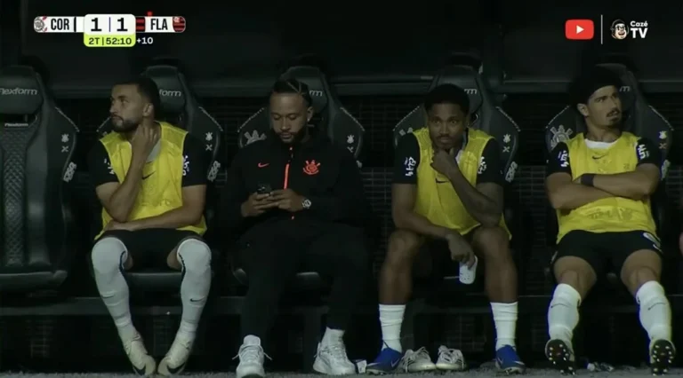 Memphis Depay do Corinthians Denunciado ao STJD por Celular no Banco: Atacante se Defende e Pode Pegar Suspensão