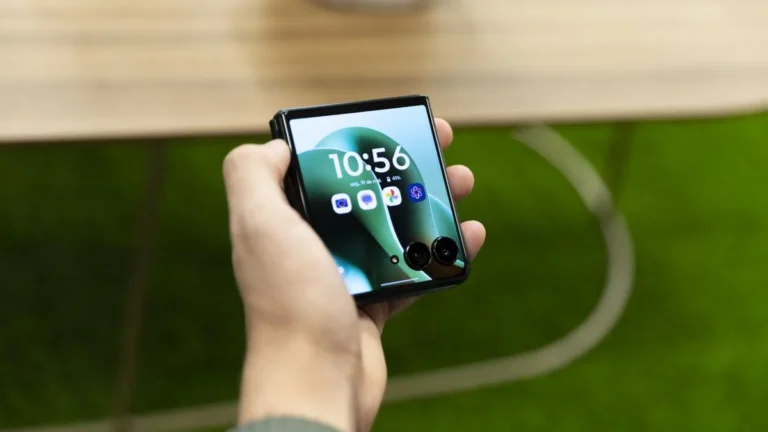 Motorola Razr 70 Ultra tem visual vazado com mudanças sutis e foco em bateria; veja as primeiras imagens do celular dobrável