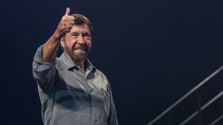 Chuck Norris: O Legado de Um Ícone do Cinema, Um Lutador Invencível e Um Cristão Devoto