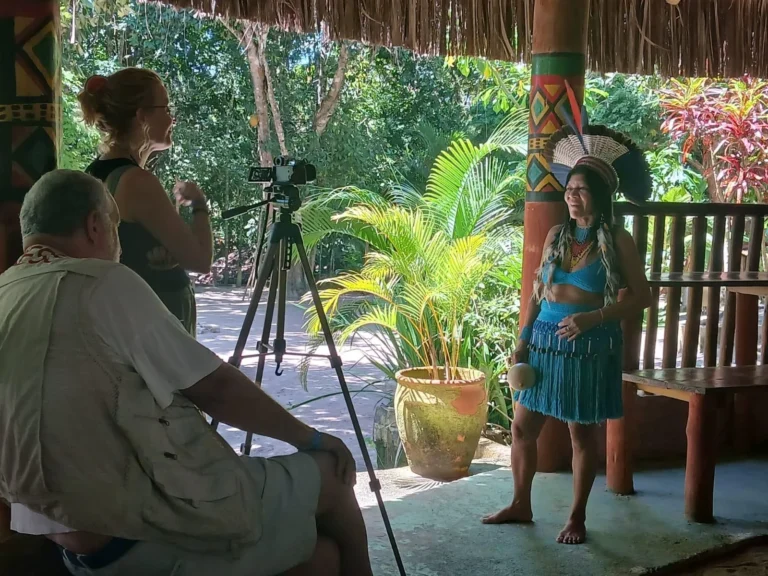 Porto Seguro Leva Cultura Pataxó à Vitrine Internacional: Fotógrafos Espanhóis Capturam Essência Indígena para Fitur 2027