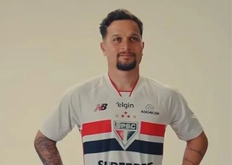 Artur Chega ao São Paulo, Exalta Companheiros e Torcida Apaixonada em Primeiro Treino no CT da Barra Funda