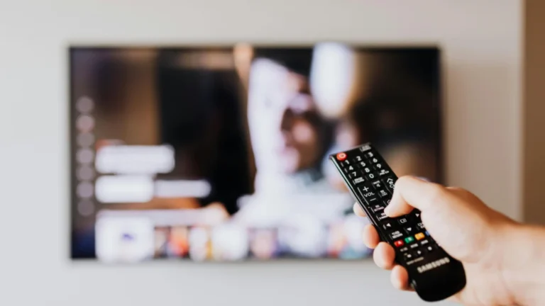 Qual streaming de TV ao vivo assinar? Compare as melhores opções pagas e gratuitas para 2024