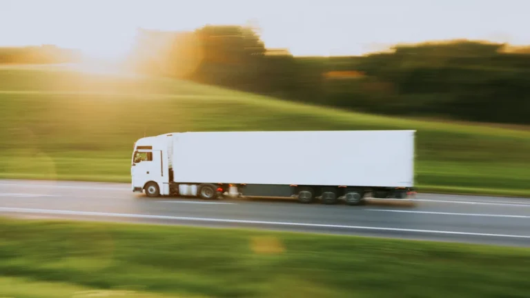 Quase Acidente de Bicicleta Impulsionou Engenheiro da NASA a Revolucionar a Aerodinâmica de Caminhões e Gerar Economia Histórica de Combustível