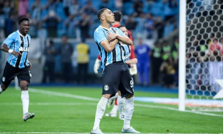 Grêmio Goleia Internacional por 3 a 0 no Gre-Nal 450 Após Expulsão e Encaminha Título do Campeonato Gaúcho