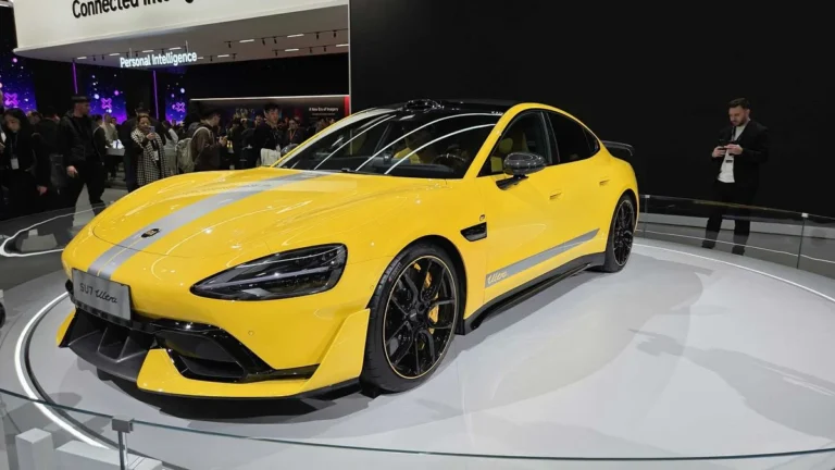 Relatório Chocante do Acidente Xiaomi SU7: Falha Crítica em Portas Elétricas Prende Motorista em Incêndio e China Revoluciona Segurança Automotiva