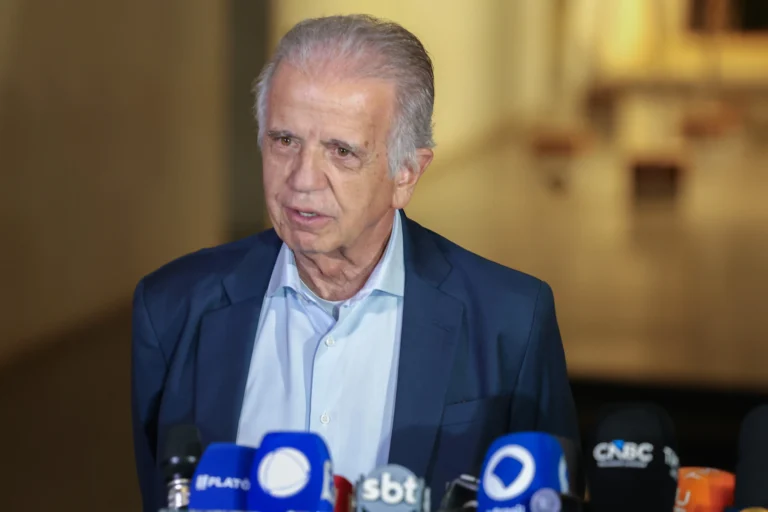 Ministro da Defesa cobra mais investimentos em armamento para o Brasil diante de conflitos globais