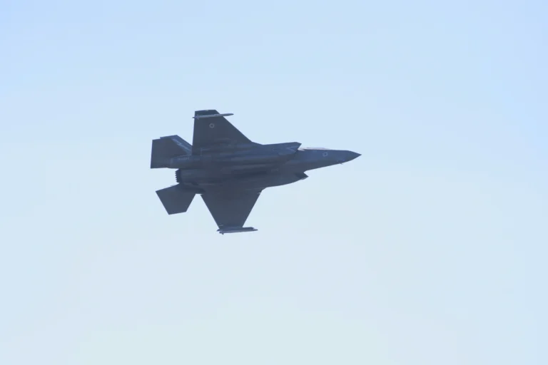 Vídeo de jato de Israel explodindo no Kuwait é falso; cena foi criada com inteligência artificial