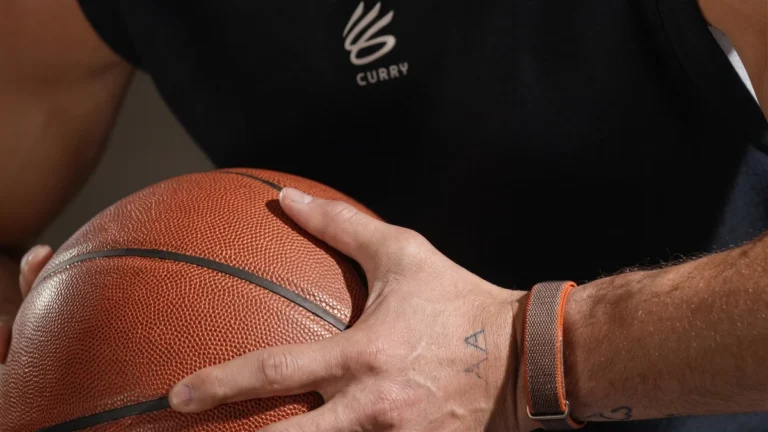Google e Fitbit Revelam Nova Smartband Sem Tela com Gemini AI em Vídeo de Stephen Curry: O Fim das Distrações nos Exercícios?