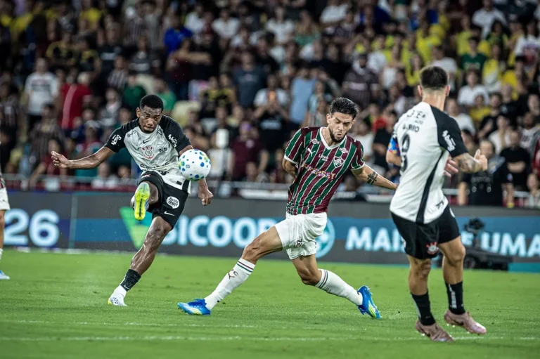 Corinthians Afunda na Crise com Oitava Partida Sem Vitória Após Derrota por 3 a 1 para o Fluminense no Maracanã pelo Brasileirão
