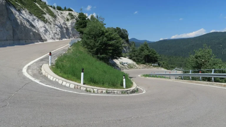 Prepare-se para Acelerar: 3 Destinos de Luxo que Todo Amante de Carros PRECISA Conhecer em Sua Próxima Viagem