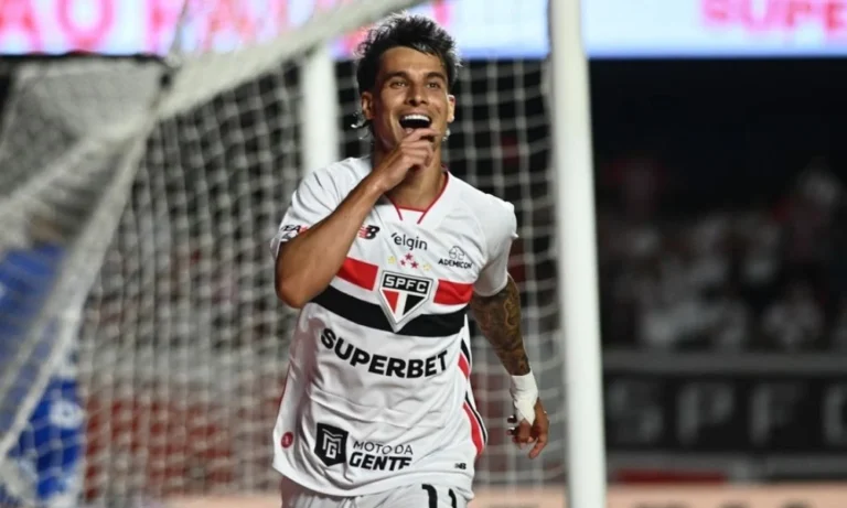 Com hat-trick de Ferreirinha, São Paulo goleia Cruzeiro por 4 a 1, dorme na vice-liderança do Brasileirão e alivia pressão sobre Roger Machado