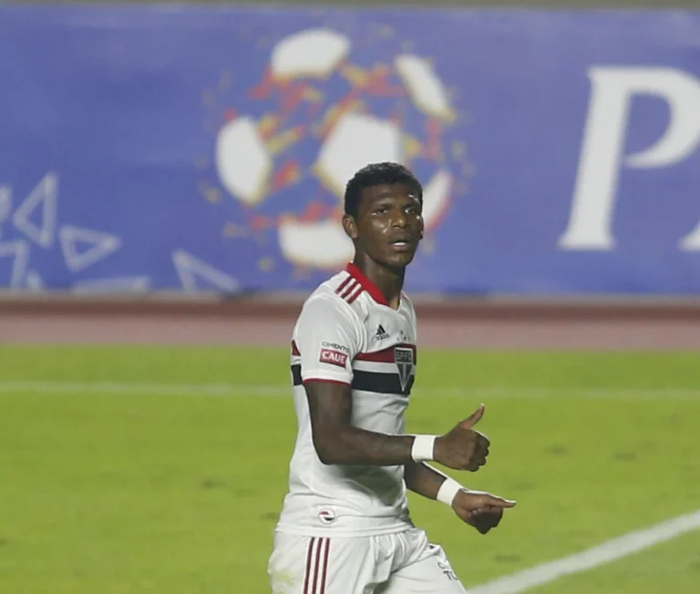 Mistério no São Paulo: Arboleda some, viaja para Equador sem avisar e é cortado de jogo crucial contra o Cruzeiro; entenda a situação com Roger Machado e o histórico do zagueiro