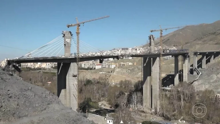 Irã acusa Trump de ameaçar crimes de guerra com ataques a usinas e pontes; EUA buscam acordo