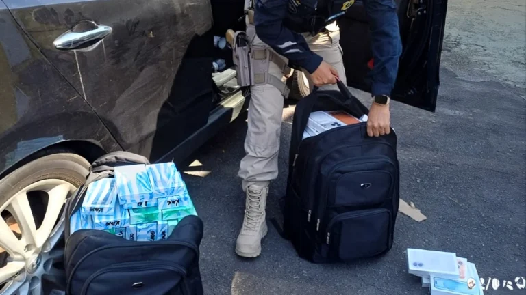 PRF apreende carro ‘transbordando’ 475 iPhones e eletrônicos de luxo avaliados em R$ 2,1 milhões na BR-101 em SC