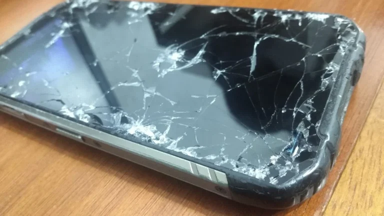 Brasileiro destrói ‘celular indestrutível’ Doogee S96 Pro em acidente de moto e aparelho ainda surpreende