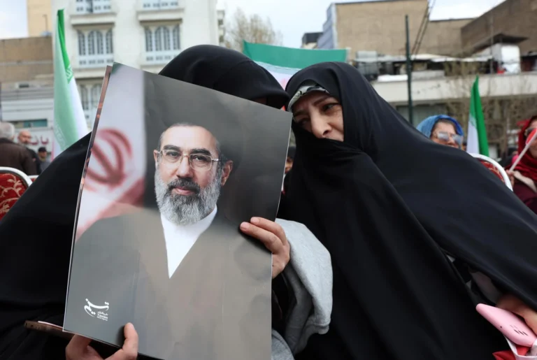 Líder supremo do Irã anuncia “nova fase” para Estreito de Ormuz e exige indenizações após cessar-fogo