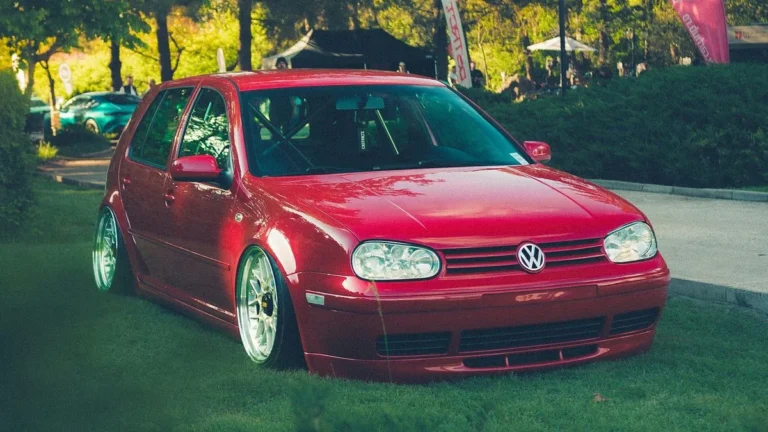 Carro rebaixado: o que a lei permite e proíbe para rodar com suspensão modificada no Brasil?