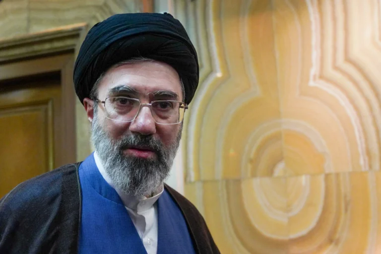 Novo Líder Supremo do Irã, Mojtaba Khamenei, Sofre Desfiguração Facial e Continua Ativo em Decisões de Governo