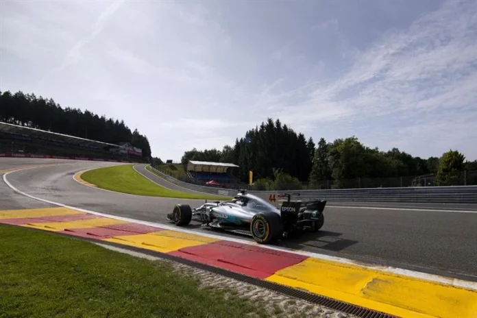 Desvendando o Mito: Por Que a Curva Eau Rouge em Spa-Francorchamps é o Ícone Máximo e o Maior Desafio da Fórmula 1?