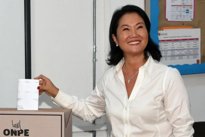 Keiko Fujimori Lidera Boca de Urna nas Eleições Presidenciais do Peru e Aponta para Segundo Turno