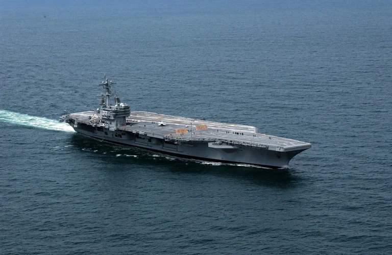 EUA enviam porta-aviões USS George H.W. Bush ao Oriente Médio para reforçar bloqueio naval contra o Irã