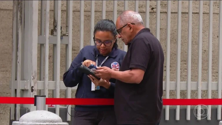 Turistas Evitam EUA: Filas Gigantes em Aeroportos e Sentimento Antiamericano Afastam Viajantes em Ano de Eventos Importantes
