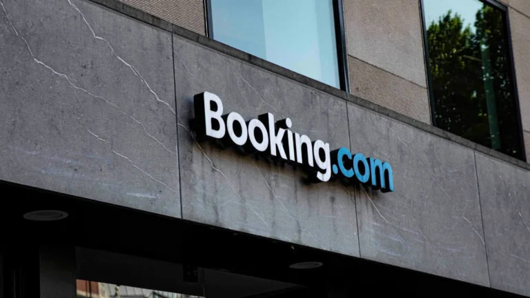 Ataque Hacker na Booking.com: Dados Sensíveis de Usuários Expostos Ameaçam Férias e Aumentam Risco de Golpes