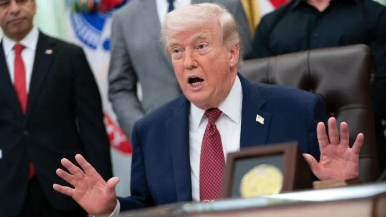 Trump Afirma que Irã Não Pode Chantagear os EUA Após Bloqueio de Ormuz e Declara “Mudança de Regime Forçada”