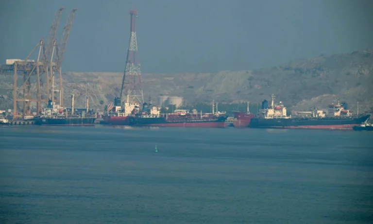 Irã eleva tensão no Estreito de Ormuz: qualquer navio que se aproximar será alvo, alerta Teerã