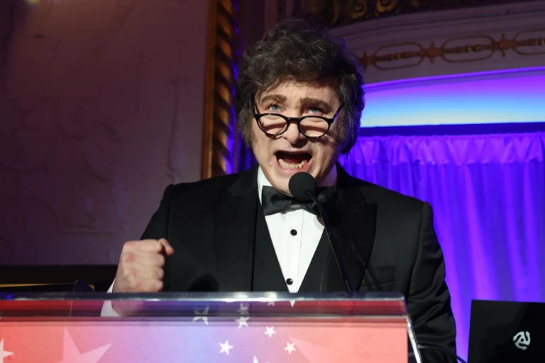Javier Milei anuncia que buscará reeleição na Argentina em 2027, apesar de queda na popularidade
