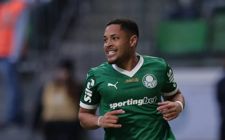 Vitor Roque Passa por Cirurgia no Tornozelo Esquerdo Após Lesão Contra Jacuipense e Vira Desfalque Preocupante para o Palmeiras