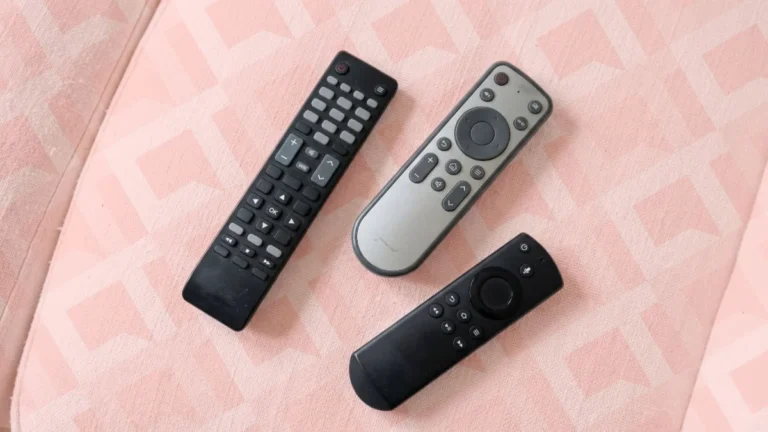 Adeus, Bagunça! Descubra 3 Formas Inteligentes de Ter Apenas Um Controle Remoto e Simplificar sua Casa Conectada