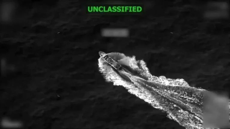 EUA abatem 3 supostos narcoterroristas em ataque a embarcação no Pacífico; governo alega combate ao tráfico