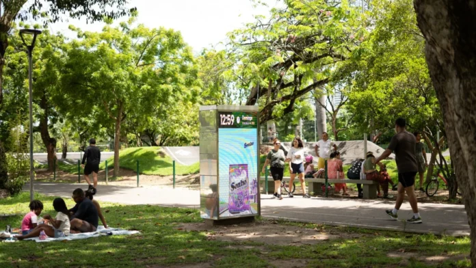 Mídia Regenerativa e DOOH: Como o Modelo Inovador Digitaliza Cidades Brasileiras, Impulsiona Lazer e Financia Infraestrutura com Dados e Tecnologia
