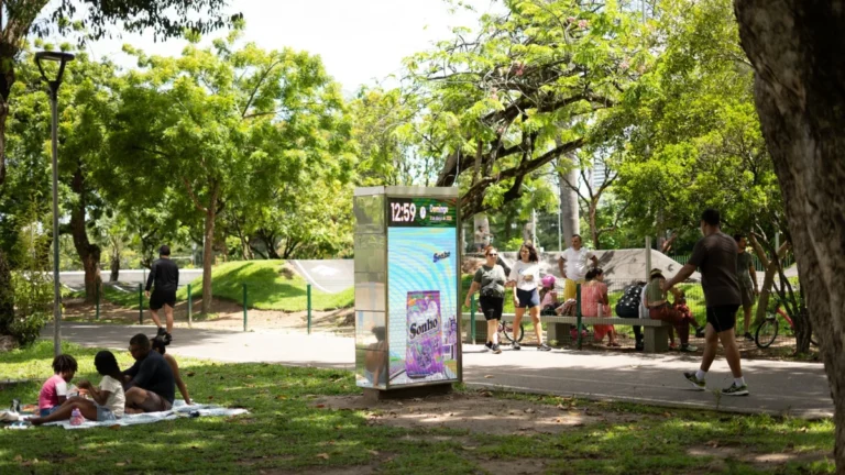 Mídia Regenerativa e DOOH: Como o Modelo Inovador Digitaliza Cidades Brasileiras, Impulsiona Lazer e Financia Infraestrutura com Dados e Tecnologia