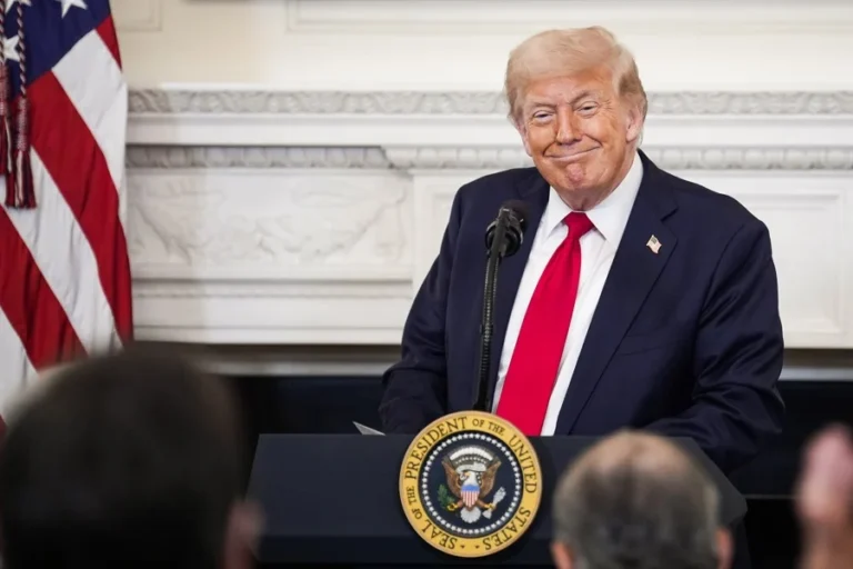 Gafes de Trump: Mão Boba e Quebra de Protocolo Marcam Visita do Rei Charles III aos EUA