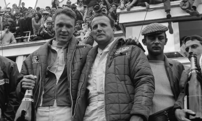 Como um "Acidente Glorioso" em Le Mans Criou a Icônica Tradição do Champanhe no Pódio do Esporte a Motor