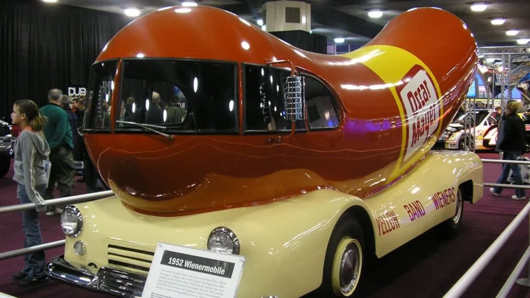 De carros-nave a modelos de 3 rodas: descubra os veículos mais estranhos e curiosos já criados pela indústria automotiva