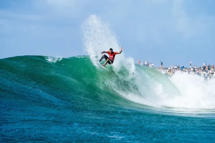 Filipe Toledo Brilha com Performance Quase Perfeita e Elimina Gabriel Medina nas Oitavas de Gold Coast no Circuito Mundial de Surfe