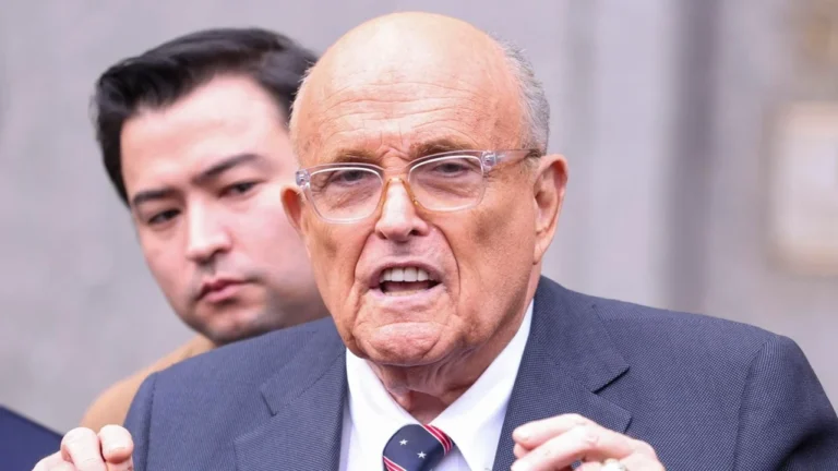 Rudy Giuliani Internado em Estado Grave: Trump Acusa Democratas e Alega ‘Mau Tratamento’