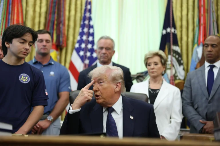 Trump critica Papa Francisco novamente, alegando que suas posições colocam católicos em perigo