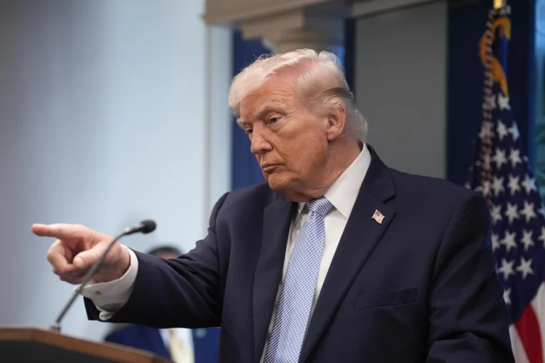 Governo Trump Investiga Smith College por Admissão de Mulheres Transgênero