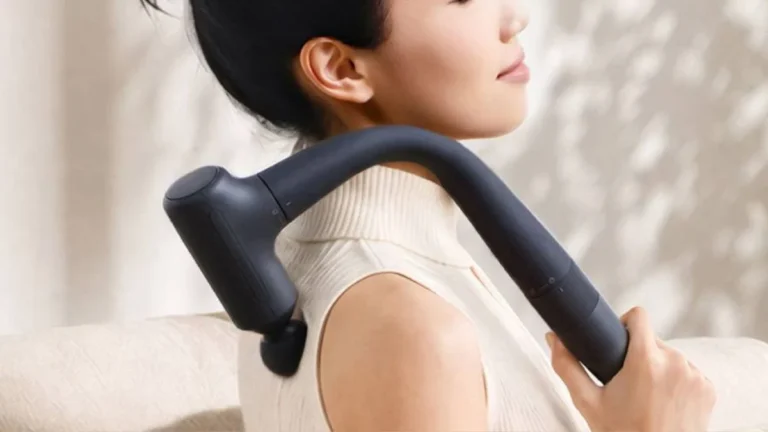 Xiaomi Fascia Gun 3: Conheça o massageador com adaptador para as costas e 3 modos de uso para relaxamento e recuperação muscular