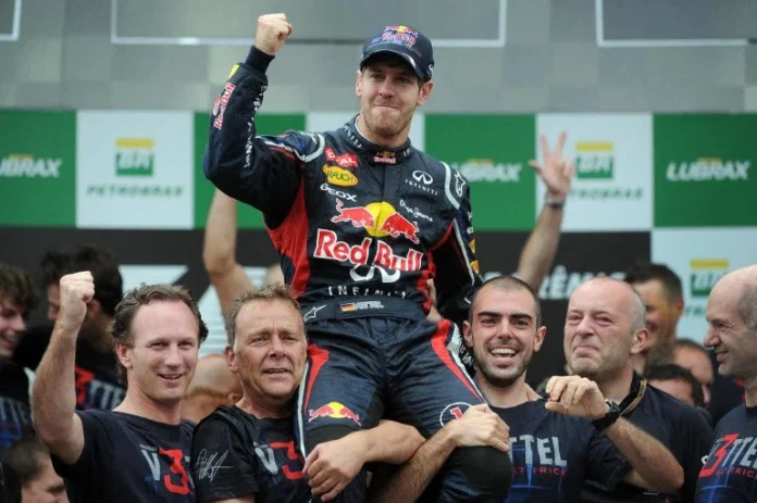 A épica reviravolta de Sebastian Vettel em Interlagos 2012: como o tricampeonato da F1 foi conquistado após um toque e uma corrida sob caos e chuva