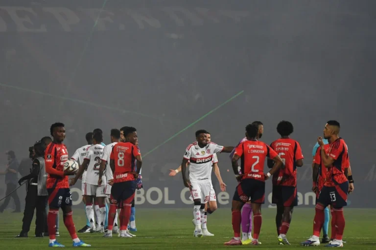 Conmebol Cancela Jogo do Flamengo na Libertadores Contra Independiente Medellín Após Caos e Protestos Violentos da Torcida Colombiana contra Ex-Presidente