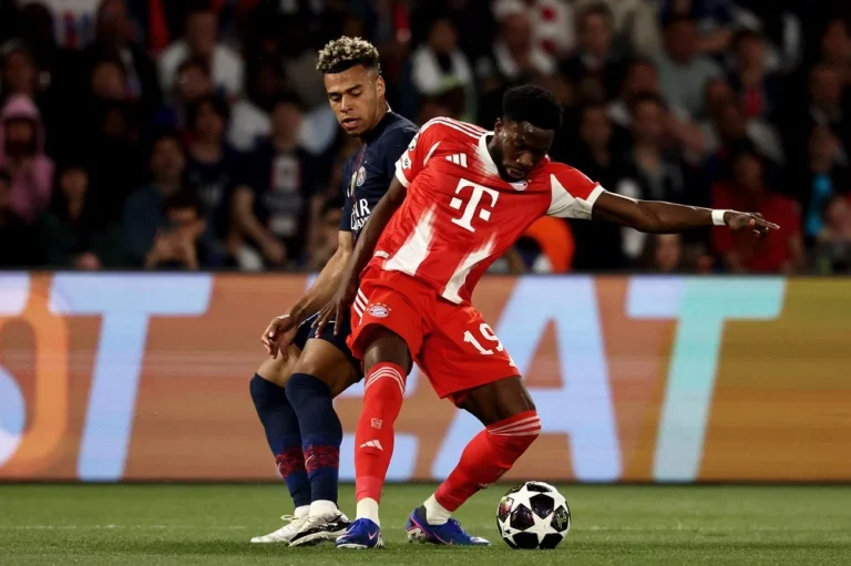 Alphonso Davies Vira Grande Dúvida para a Copa do Mundo: Lesão na Coxa Após Eliminação do Bayern Preocupa Canadá