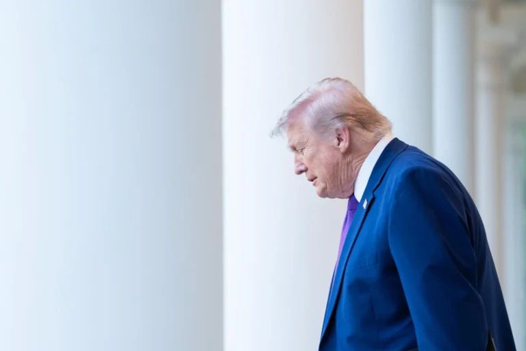 Trump Anuncia Medidas para Frear Alta do Petróleo em Meio a Tensão com o Irã